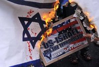 Bandera quemada Como protesta, los manifestantes quemaron una bandera de Israel