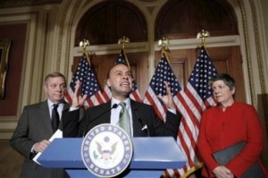 Congresista Luis Gutierrez El representante Luis Gutiérrez, centro, flaqueado por el líder de mayoría en el Senado Whip Richard Durbin, izquierda, y por la secretaria de Seguridad Nacional Janet Napolitano.