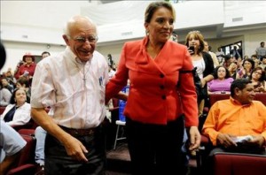 Fausto Milla Xiomara de Zelaya Xiomara Zelaya, esposa del ex presidente derrocado estuvo en el acto, la acompaña el Padre Fausto Milla