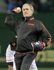 George W Bush George W Bush solo pasa metido en Facebook
