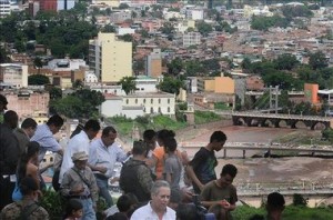 Lobo damnificados El presidente Porfirio Lobo acompañando a las víctimas