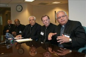 Obispos El Comité de Obispos sobre Migración, arzobispo John Wester (2-d) de Salt Lake City (EE.UU.) y el obispo Álvaro Ramazzini Imeri (1-d) de San Marcos (Guatemala).