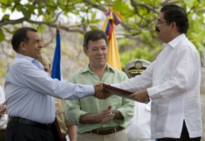 Porfirio Lobo Sosa Manuel Zelaya Porfirio Lobo (I) como testigo Juan Manuel Santos y Manuel Zelaya (D)