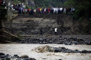 Puente Curiosos observan la destrucción de un puente en Comayaguela.