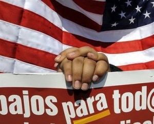 cartel protesta nueva ley Los Hispanos confían más en los Democratas
