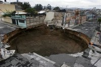 destrucción El boquete que se formó en el centro de la Capital de Guatemala
