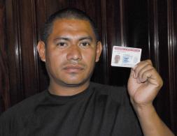hondureno TPS Douglas Antonio López muestra orgulloso su TPS